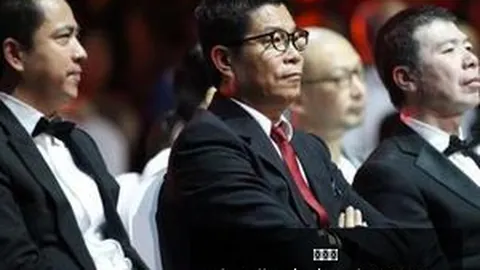 辛纳亲临现场见证尤文图斯对决米兰，喜获米兰球衣大礼